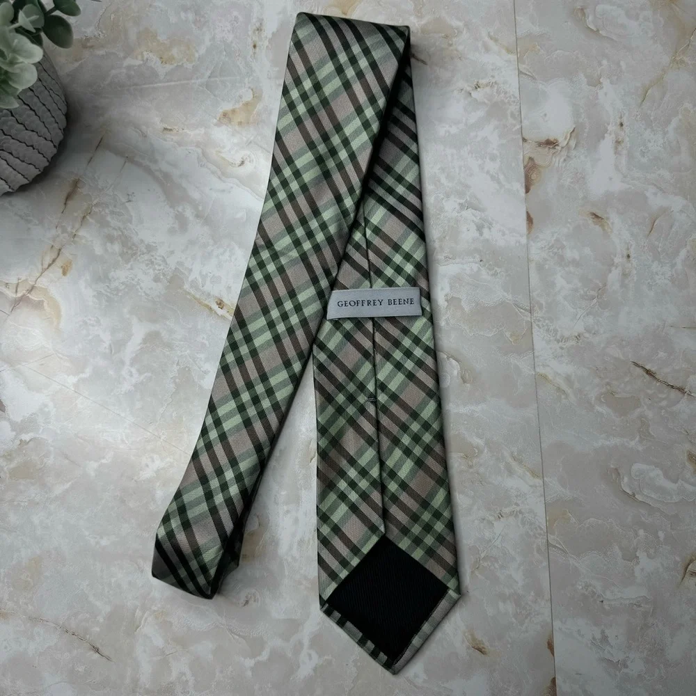 Geoffrey Beene 100% Silk Men's Tie 3 1/8